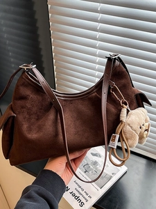 Sac Hobo Vintage en PU Texture Daim pour Femmes Grande Capacité Sac à Bandoulière Avec Charme de Chien en Peluche Sac Dumpling Rétro pour le Quotidien