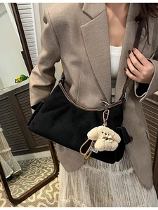 Sac à main noir avec bordures en cuir marron et pendentif de chiot mignon assorti