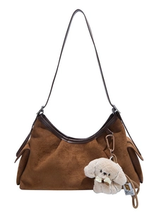 Sac hobo en daim marron avec garniture en cuir et joli pendentif chien en peluche blanc