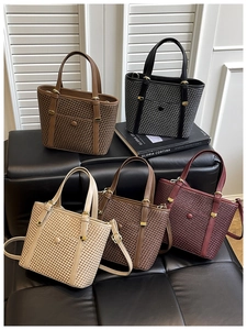 Dettaglio della trama intrecciata e finiture in pelle su borse tote eleganti in cinque colori