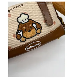Détails de broderie de chien en peluche et pois roses sur un sac polochon en toile