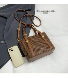 Confronto dettagliato delle dimensioni tra borsa tote pied-de-poule e smartphone