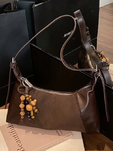 Sac Sous le Bras Vintage en Cuir PU pour Femmes Sac à Bandoulière Patchwork de Mode Avec Pendentif en Perles Sac à Main Rétro
