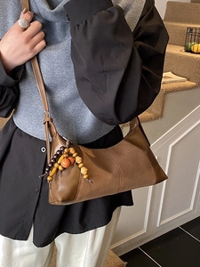 Sac à bandoulière rétro marron avec décorations en perles de bois pour le trajet quotidien