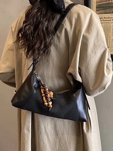 Sac sous le bras en cuir PU noir en forme de croissant avec pendentif en perles de bois