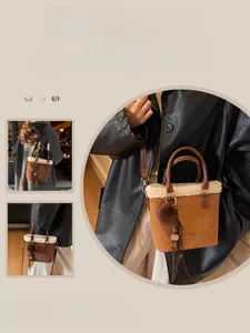 Détail d'un sac seau en daim avec garniture en fourrure, pompons et glands de mode