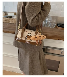 Détails du sac Boston beige avec motif chien de dessin animé et breloque en peluche