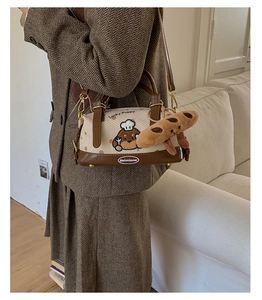 Détail du sac Boston avec motif chien de dessin animé et charmant pendentif pain peluche