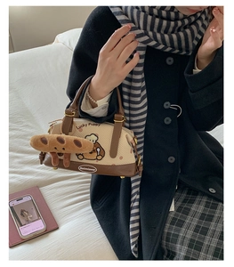 Détail du sac Boston avec imprimé chiot et breloque en peluche dans une scène de vie