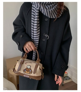 Photo de style de vie du sac Boston avec broderie chien et finitions en cuir élégantes