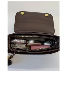 Innenansicht der braunen Ledertasche mit Platz für Handy und Kosmetikartikel