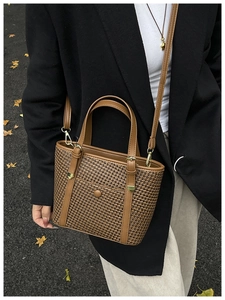 Dettagli della borsa tote marrone vintage intrecciata con tasca e finiture dorate