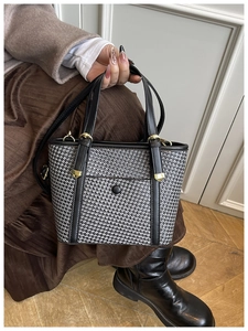 Dettaglio della borsa tote in tweed con finiture in pelle nera e fibbia magnetica