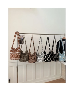 Détails des motifs de sacs seaux en peluche, y compris léopard et pois