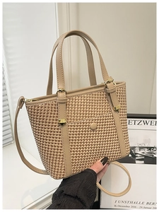 Dettaglio della trama in paglia intrecciata con finiture in pelle beige e rivetti
