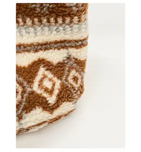 Gros plan du tissu peluche géométrique avec texture polaire douce et tissage robuste