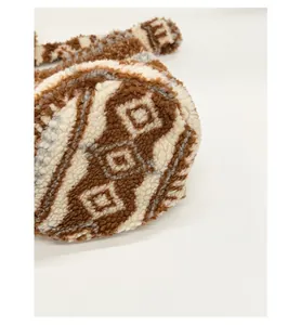Détail de la base robuste et de la texture en peluche géométrique du sac seau tendance