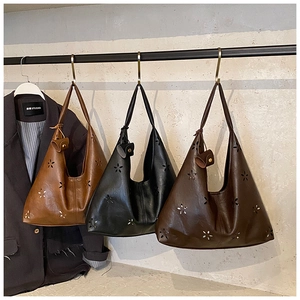 Détail de sacs bandoulière en cuir ajouré à motifs floraux en trois couleurs élégantes