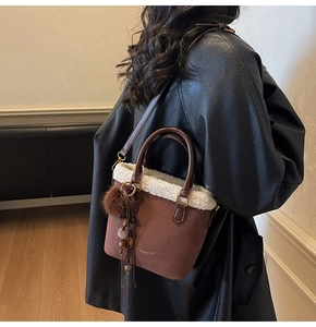 Sac seau en daim marron avec bordure en fausse fourrure blanche et pompon élégant