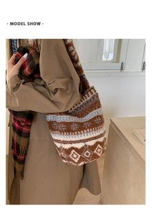 Gros plan d'un grand sac seau en peluche à motif géométrique porté avec un trench d'automne