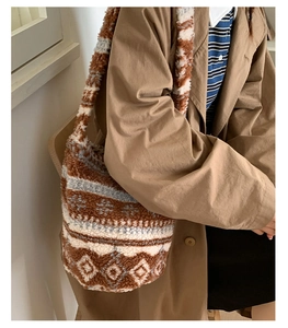 Détail d'un sac seau en polaire pelucheuse avec motif nordique et large bandoulière