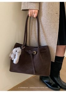 Détail du grand sac cabas marron mat avec boucle dorée rétro et breloque lapin en peluche