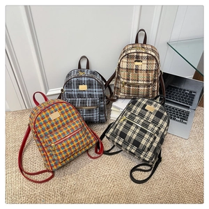 Ensemble détaillé de quatre mini sacs à dos en tweed coloré avec ferrures métalliques