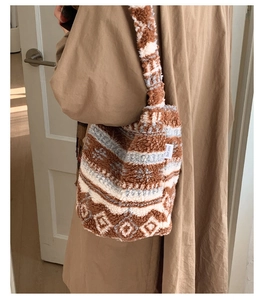 Détail du sac seau en laine d'agneau avec motifs géométriques et texture douce