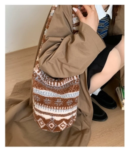 Gros plan détaillé d'un sac seau en tricot bohème avec une texture à motifs géométriques