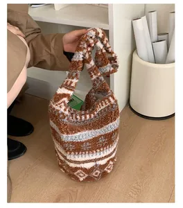Vue détaillée du sac seau en peluche marron rétro avec des motifs jacquard nordiques
