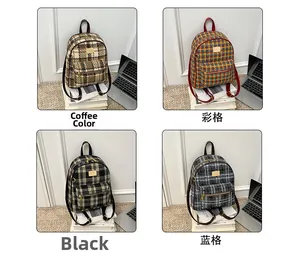 Collage de mini sacs à dos en tweed à carreaux en marron, multicolore, noir et bleu