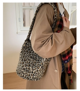 Détail du sac cabas en fausse fourrure à imprimé léopard porté avec une tenue d'hiver