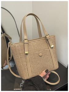 Dettaglio della borsa tote in tessuto con finiture in pelle marrone chiaro e fibbia in metallo
