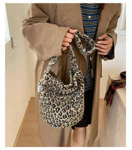 Détail d'un sac seau en peluche à motif léopard avec texture douce en fausse fourrure