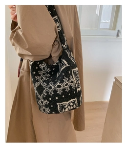 Détail de la texture d'un sac cabas en peluche jacquard à motif géométrique noir et blanc
