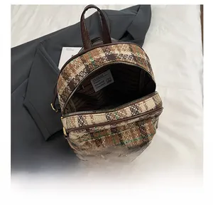 Vue détaillée de l'intérieur du sac à dos rétro à carreaux avec doublure et cuir