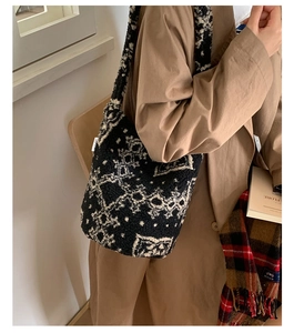 Vue détaillée du sac seau en fausse fourrure douce avec texture aux motifs ethniques noirs