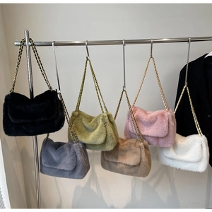 Sacs à bandoulière en fausse fourrure en six couleurs avec bandoulières chaînées