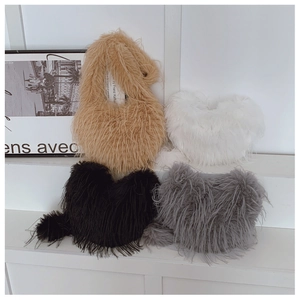 Détail macro de sacs à main en fausse fourrure douce en camel, blanc, noir et gris