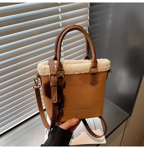 Détail du sac seau vintage en daim marron avec bordure en peau lainée et breloque peluche