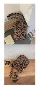 Gros plan d'un sac à bandoulière en fausse fourrure léopard avec étiquette de marque