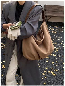 Brown large capacity tote bag worn over the shoulder showing the stylish autumn drape