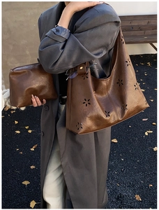 Ensemble cabas en simili cuir marron ajouré au motif floral dans un décor urbain d'automne