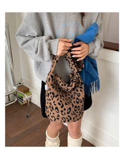 Vue détaillée du sac seau pelucheux à motif léopard en fausse fourrure douce avec étiquette