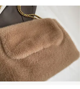 Détail de la texture en fausse fourrure douce et de la chaîne dorée du sac à bandoulière