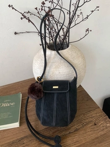 Vintage PU Leather Bucket Bag Minimalist Contrast Stitching Shoulder Crossbody Bag With Fur Ball Decor For Women Daily Use