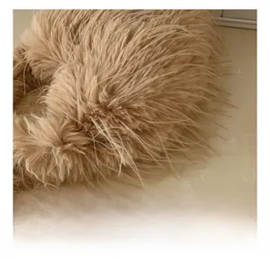 Détail macro du tissu en fausse fourrure marron montrant la texture douce du sac