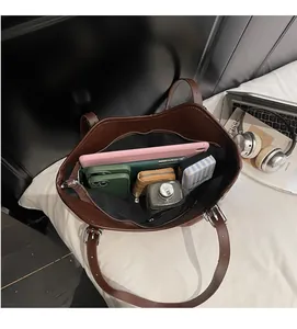 Interno della borsa tote marrone con spazio per tablet, telefoni e una bottiglia d'acqua