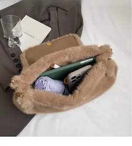 Vue intérieure du grand sac cabas en peluche contenant une tablette et un parapluie