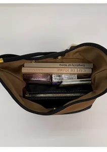 Vista dall'alto dell'interno della borsa a secchiello spaziosa per libri e trucco